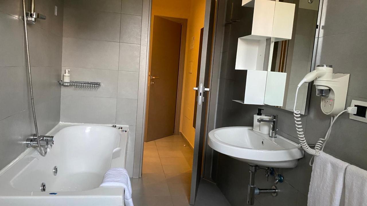 Victoria Hotel بوميليانو داركو المظهر الخارجي الصورة